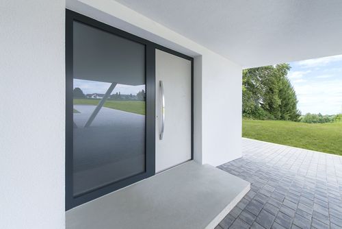 dom w minimalistycznym surowym stylu jakie drzwi? / zewnętrzne drzwi aluminiowe